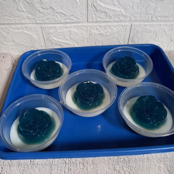 Letakkan puding bunga telang dalam cup. Kemudian tuang sisa puding creamy mengelilingi puding telang.