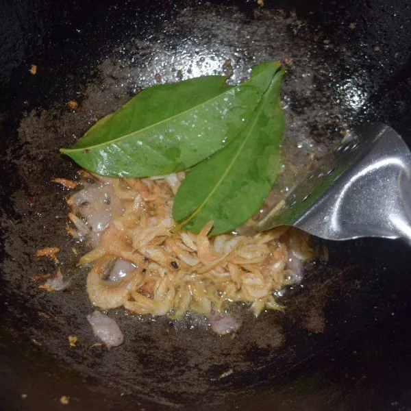 Masukkan daun salam juga udang rebon yang sudah di cuci bersih. Tumis hingga udang rebon setengah matang.