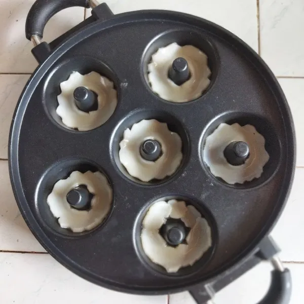 Potong seperti topping donat (seperti gambar) dan letakkan pada dasar cetakan donat.