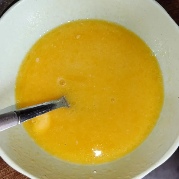 Campur telur dan mentega, lalu tuang seperti adonan agar-agar dan aduk cepat sampai tercampur rata.