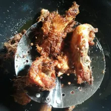 Angkat dan tiriskan ayam bumbu.