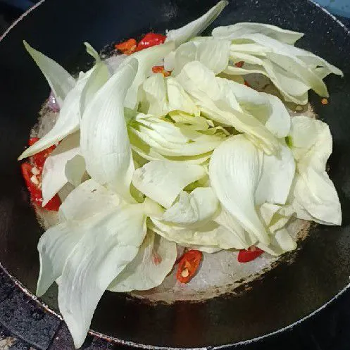 Tambahkan kembang turi. Aduk rata.