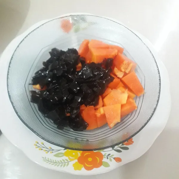 Tata di atas mangkuk, potongan buah pepaya dan cincau.