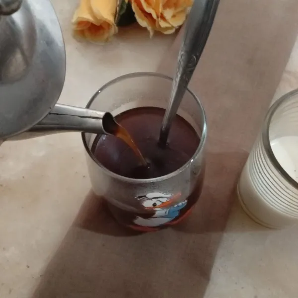 Siapkan gelas tuangkan kopi diteko