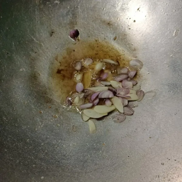 Tumis bawang merah dan bawang putih hingga harum.