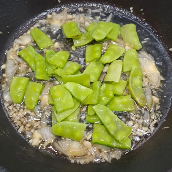 Masukkan kapri, masak ½ matang.