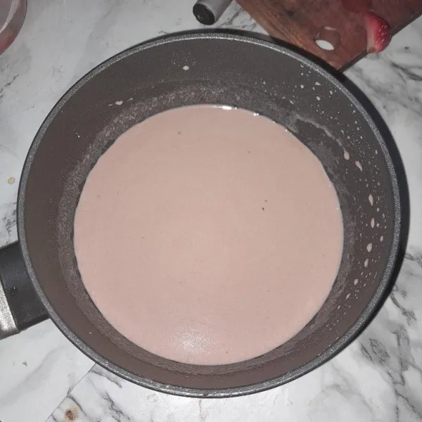 Tambahkan susu cair, aduk hingga semua bahan larut.