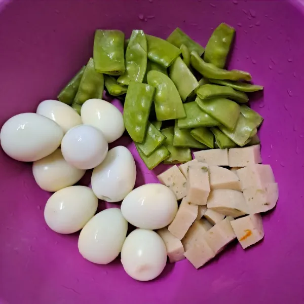 Kupas telur puyuh, potong dadu scallop dan potong kapri sesuai selera.