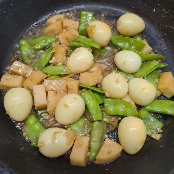 Bumbui garam, gula pasir dan kecap manis. Aduk rata sambil koreksi rasa sesuai selera. Masak sampai meresap dan kuah menyusut. Angkat dan sajikan.