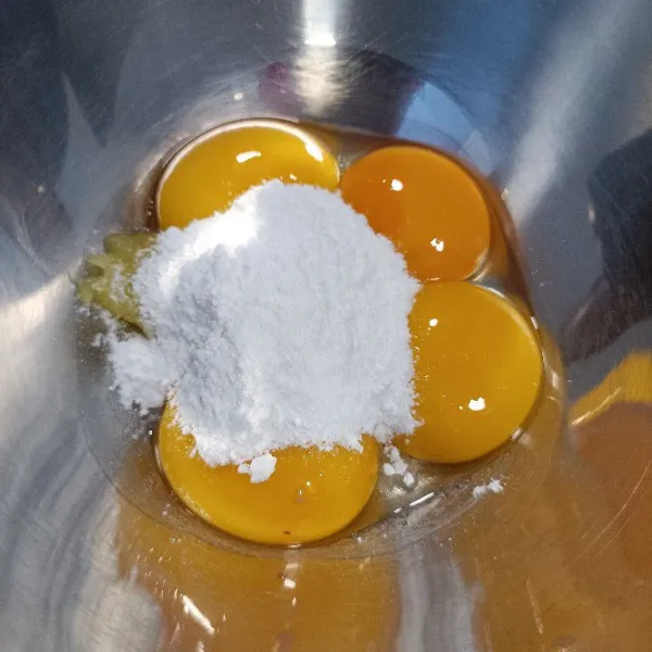 Kocok kuning telur, SP dan gula halus hingga mengental.