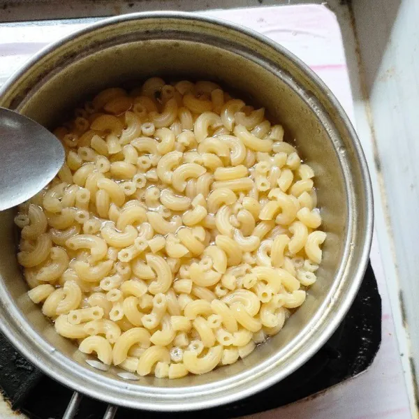 Rebus macaroni hingga matang, angkat dan tiriskan.