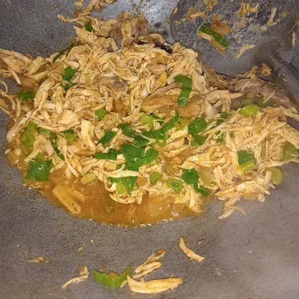 Masukan daun bawang dan beri sedikit air, koreksi rasa dan masak hingga matang.