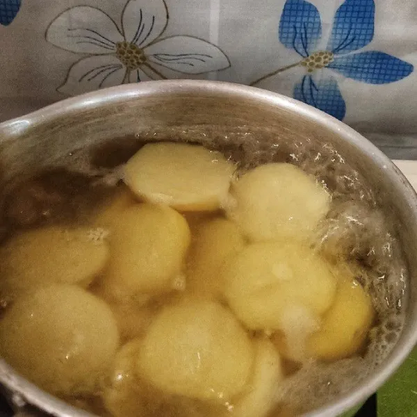 Kupas kentang, cuci dan potong lalu rebus hingga matang.