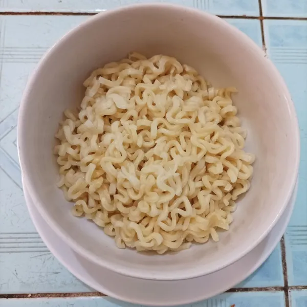 Rebus mie hingga agak lembut. Lalu tiriskan.