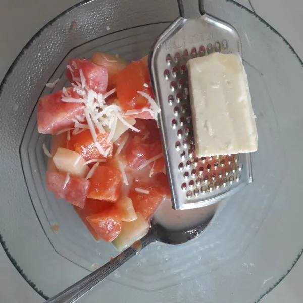 Beri taburan keju parut di atas salad buah. Simpan dulu di kulkas sebelum dinikmati.