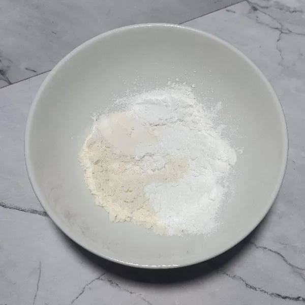 Masukkan tepung terigu dan tepung tapioka ke dalam mangkok.
