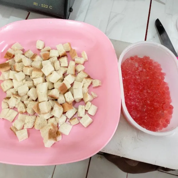 Siapkan bahan potong dadu roti tawar, rebus sago mutiara