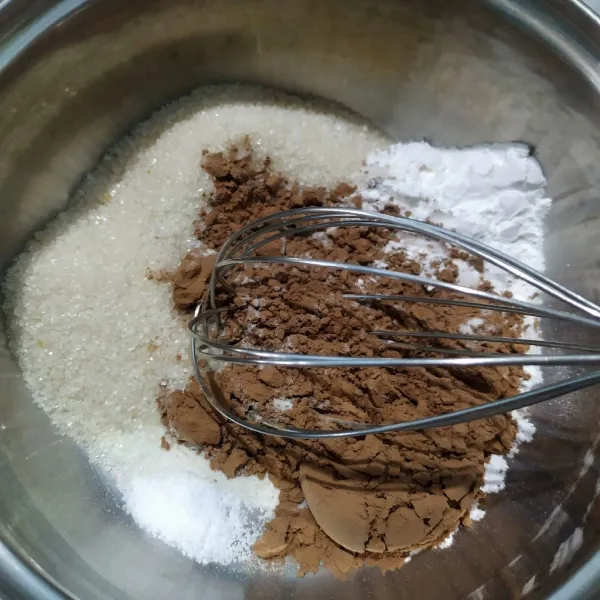 Masukkan bubuk agar-agar cokelat, gula pasir, garam, tepung tapioka, dan cokelat bubuk, lalu aduk hingga rata.