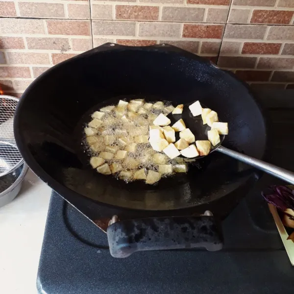 Kupas kentang dan potong dadu. Goreng hingga matang, tiriskan.