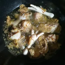 Goreng ayam dan bumbunya dengan api sedang.