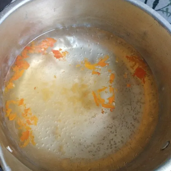 Siapkan panci, didihkan air lalu masukkan cabe ulek.
