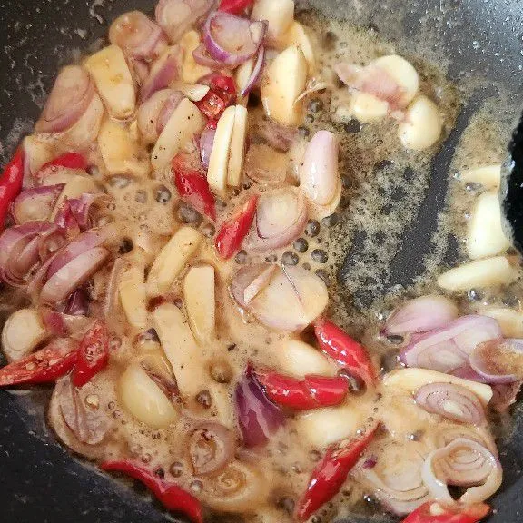 Tumis bawang hingga harum menggunakan minyak bekas menggoreng ikan. Tambahkan terasi bakar, garam dan gula.