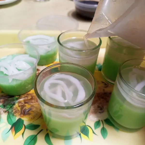 Tuang di atas pudding dan biarkan beku.