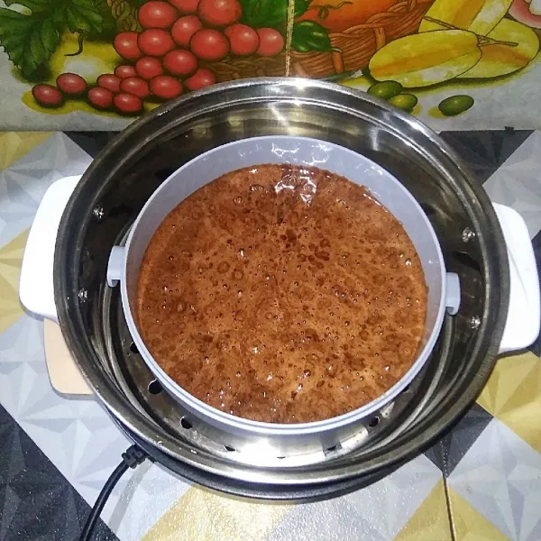 Tuang adonan dalam loyang cetakan berdiameter 14 cm tinggi 14 cm x 5 cm. Kukus selama 35 menit atau hingga matang.