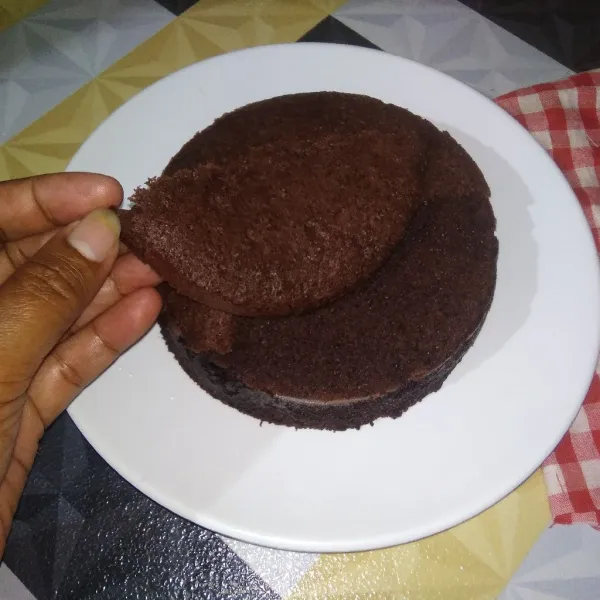 Ambil kue brownies, ratakan terlebih dahulu bagian atas dengan mengikis pakai pisau.