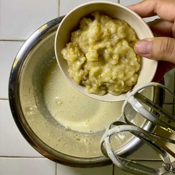 Tambahkan pisang, lalu aduk kembali.