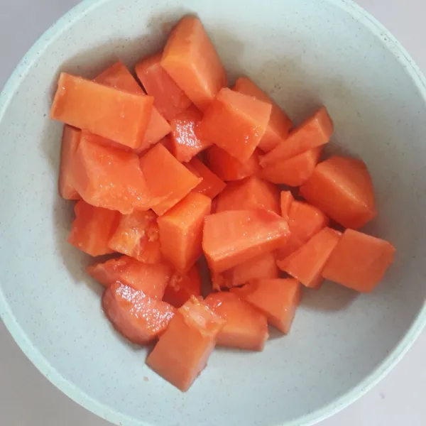 Potong-potong buah pepaya. Sisihkan dalam mangkuk.