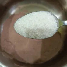 Masukkan bubuk jelly coklat, gula pasir, dan susu cair, aduk rata.