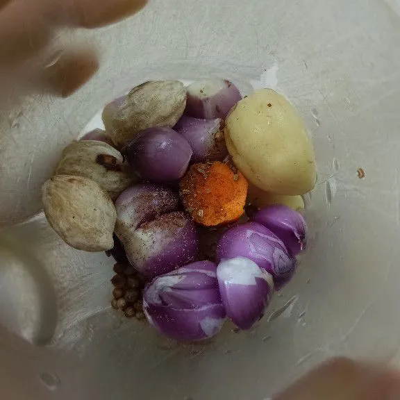 Haluskan bawang merah, bawang putih, merica, kunyit, jahe hingga halus.