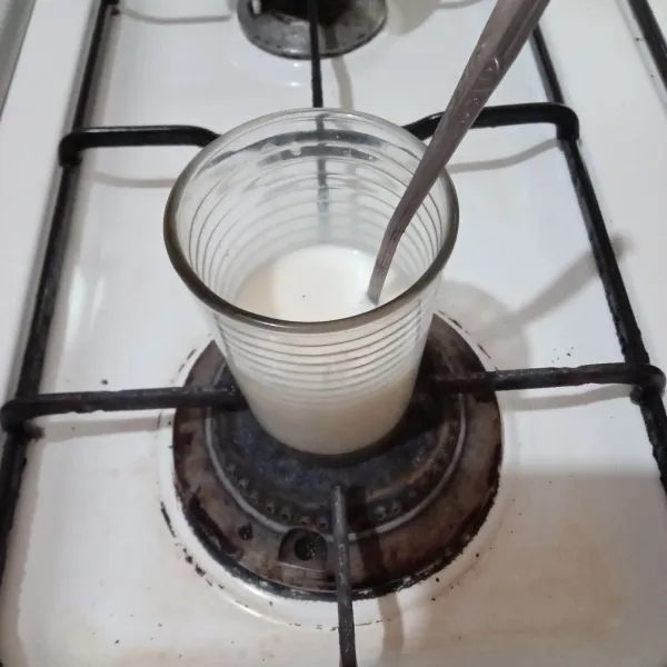Tambahkan air, jika punya milk frother kocok sebentar hingga berbusa