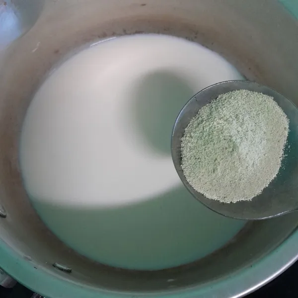 Masukkan susu cair, susu kental manis, dan bubuk minuman matcha ke dalam panci.