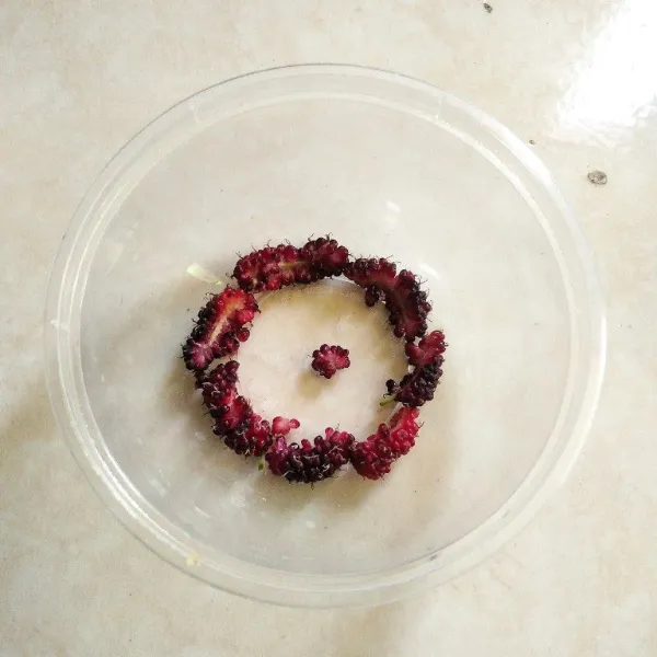 Tata buah murbei ke dalam cetakan