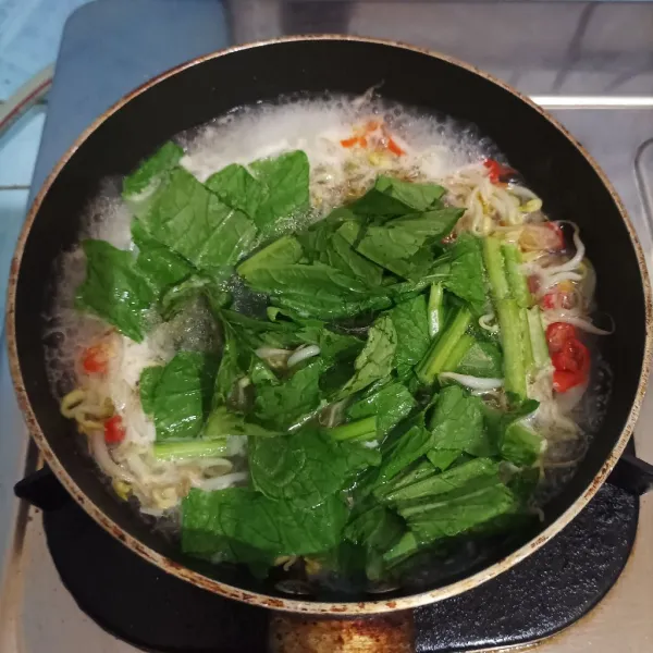 Masukkan caisim. Masak sebentar saja.