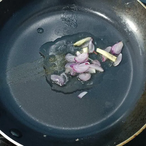Tumis bawang merah dan bawang putih yang telah diiris tipis dengan menggunakan sedikit minyak di teflon sampai harum.