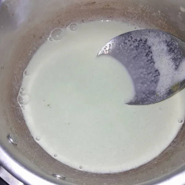 Masukkan pewarna hijau, lalu aduk rata dan masak sampai mendidih.