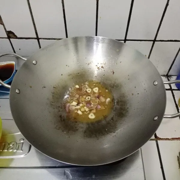 Tumis bawang merah dan bawang putih hingga harum.