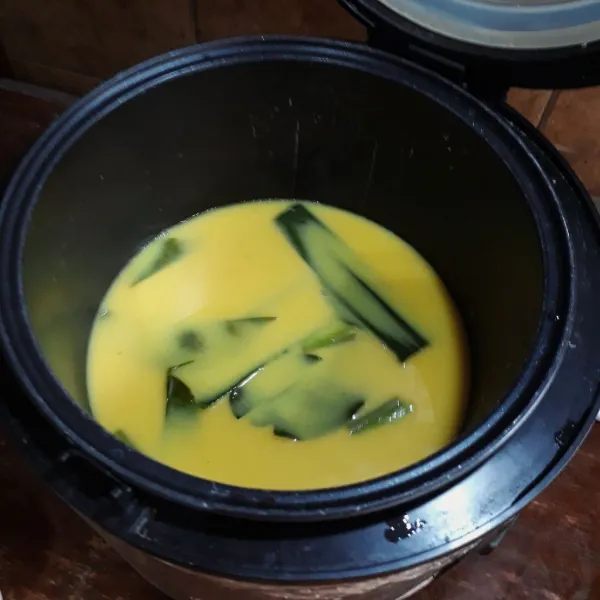 Tambahkan santan.