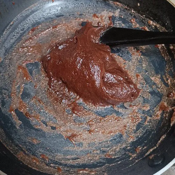 Masak adonan mochi di teflon dan aduk sampai teksturnya memadat.
