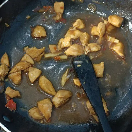 Aduk sampai air sedikit menyusut.