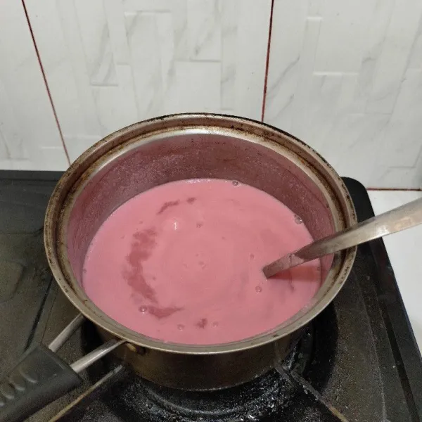 Masukan kedalam wajan agar agar plain, santan, air, dan gula pasir aduk rata masak hingga mendidih sambil di aduk terus