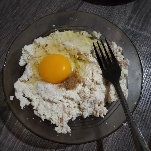 Buat bola tahu hancurkan tahu dengan garpu masukkan garam, kaldu bubuk dan telur lalu aduk rata. Bentuk bulat-bulat.