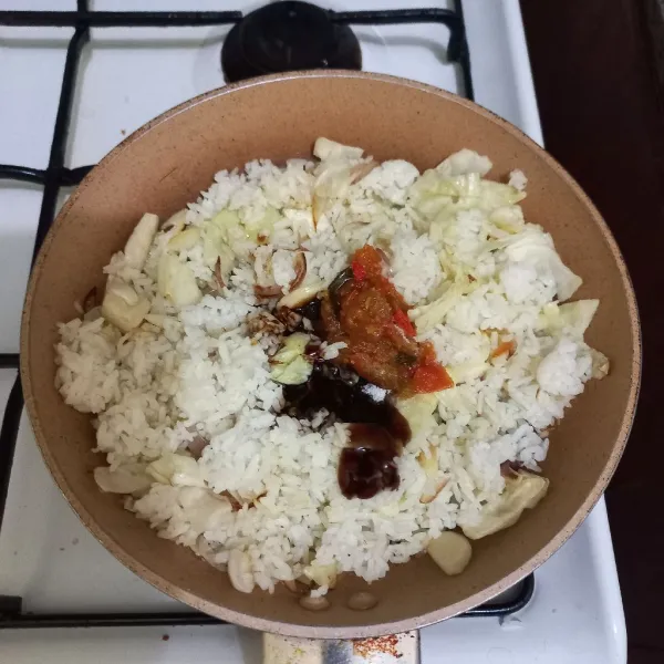 Beri garam, kecap manis, saus tiram dan sambal rawit, aduk rata, koreksi rasa.