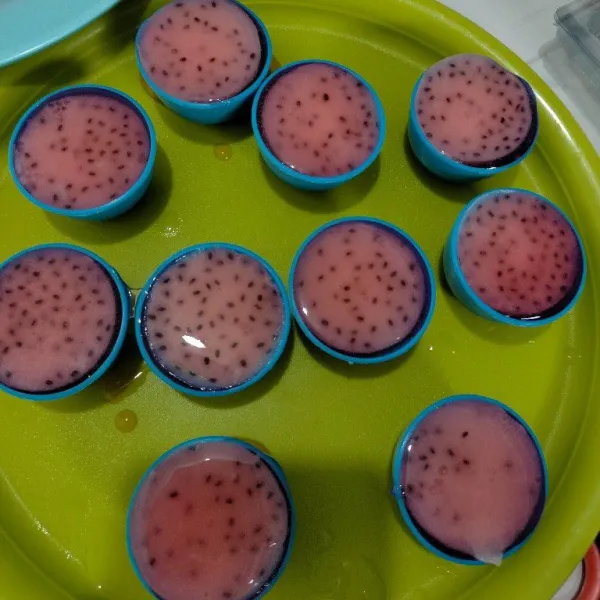 Lalu masukan puding putih kedalam nya. Biarkan set. Masukan kulkas siap dinikmati selagi dingin