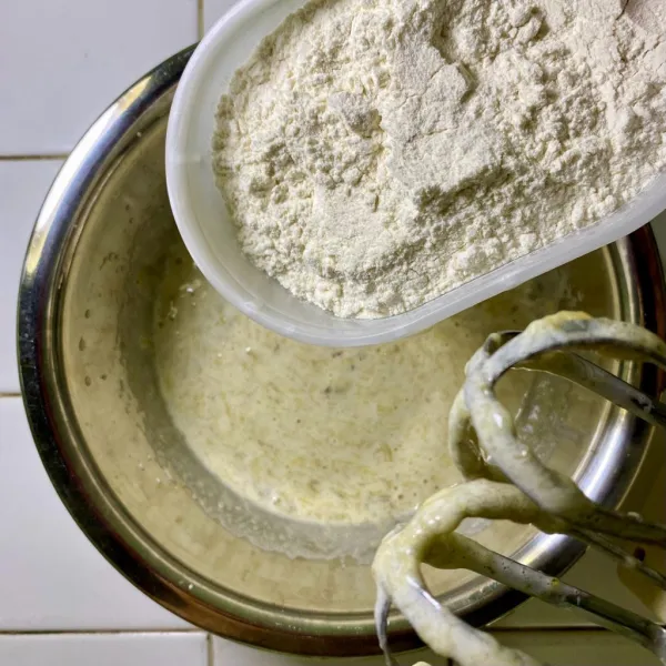 Tambahkan tepung terigu, margarin, baking powder, dan soda kue. Aduk kembali hingga rata.