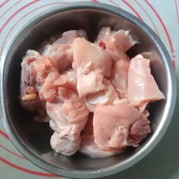 Potong dan cuci bersih ayam menggunakan garam dan jeruk nipis lalu bilas sampai bersih.