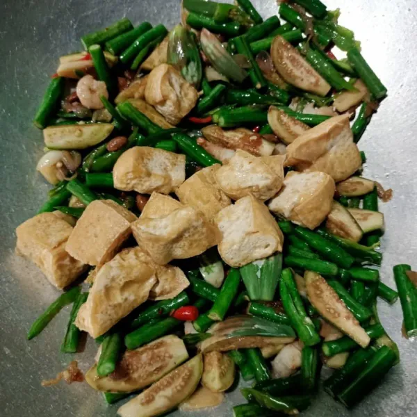 Masukkan tahu goreng.